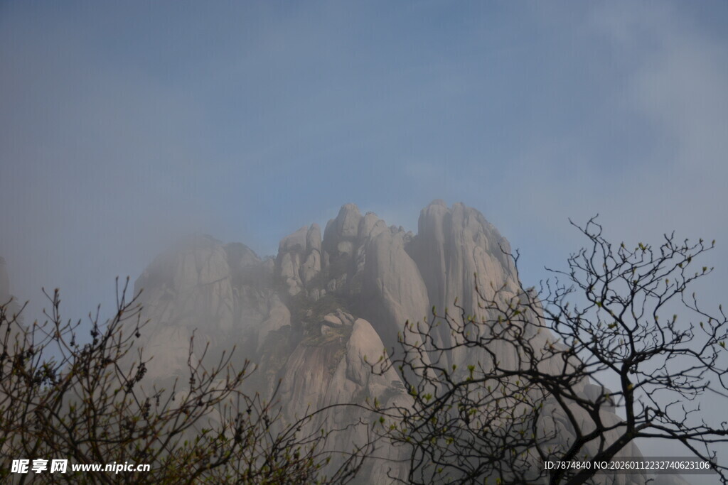 云雾缭绕的嶙峋山峰