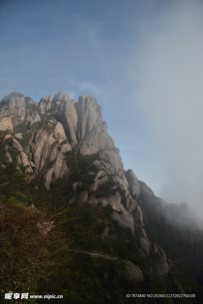 云雾缭绕的巍峨山峰