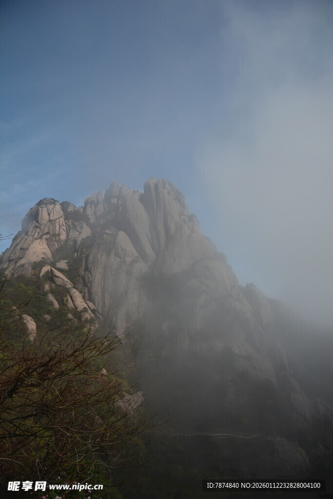云雾缭绕的巍峨山峰