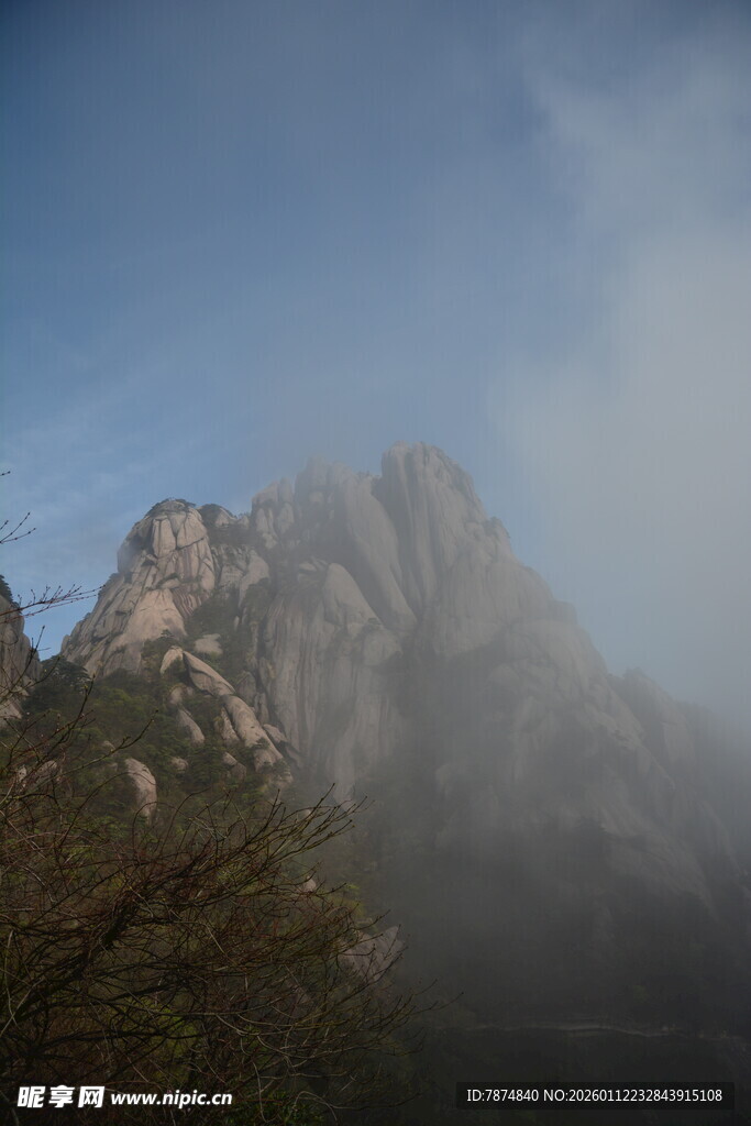 云雾缭绕的壮美山峰