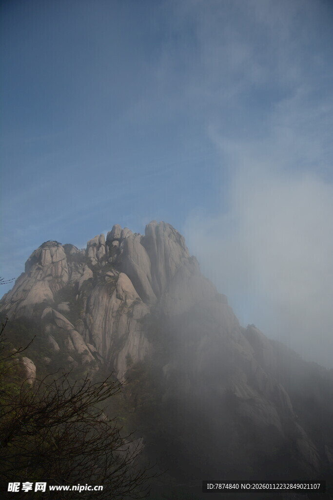 云雾缭绕的巍峨山峰