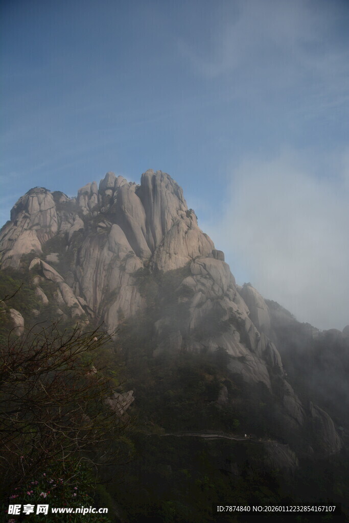 云雾缭绕的壮丽山峰
