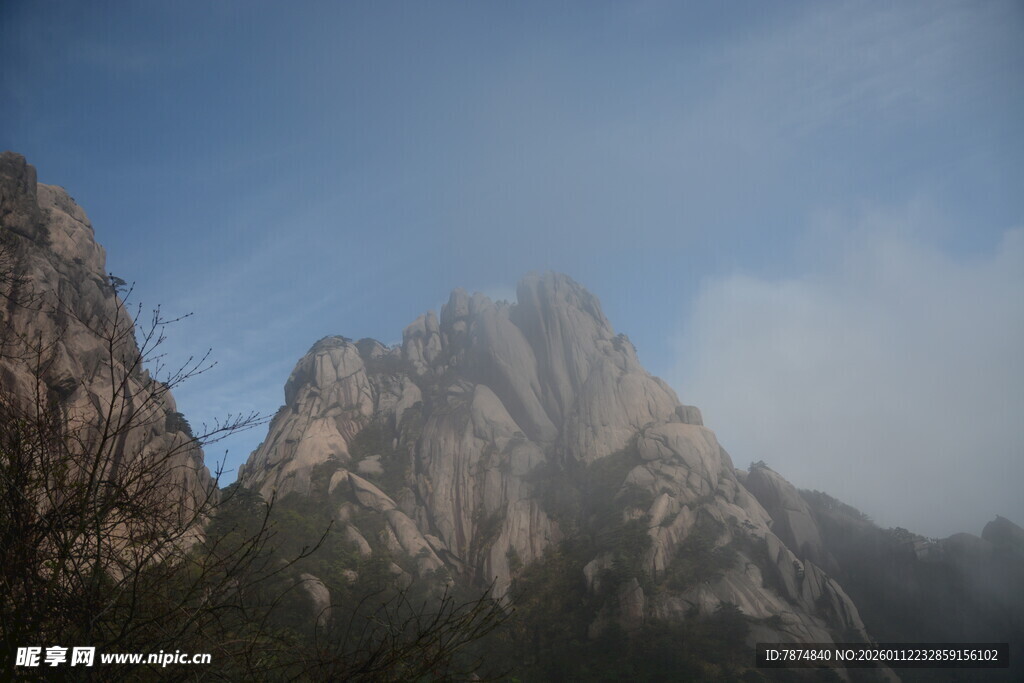 巍峨山峰云雾缭绕