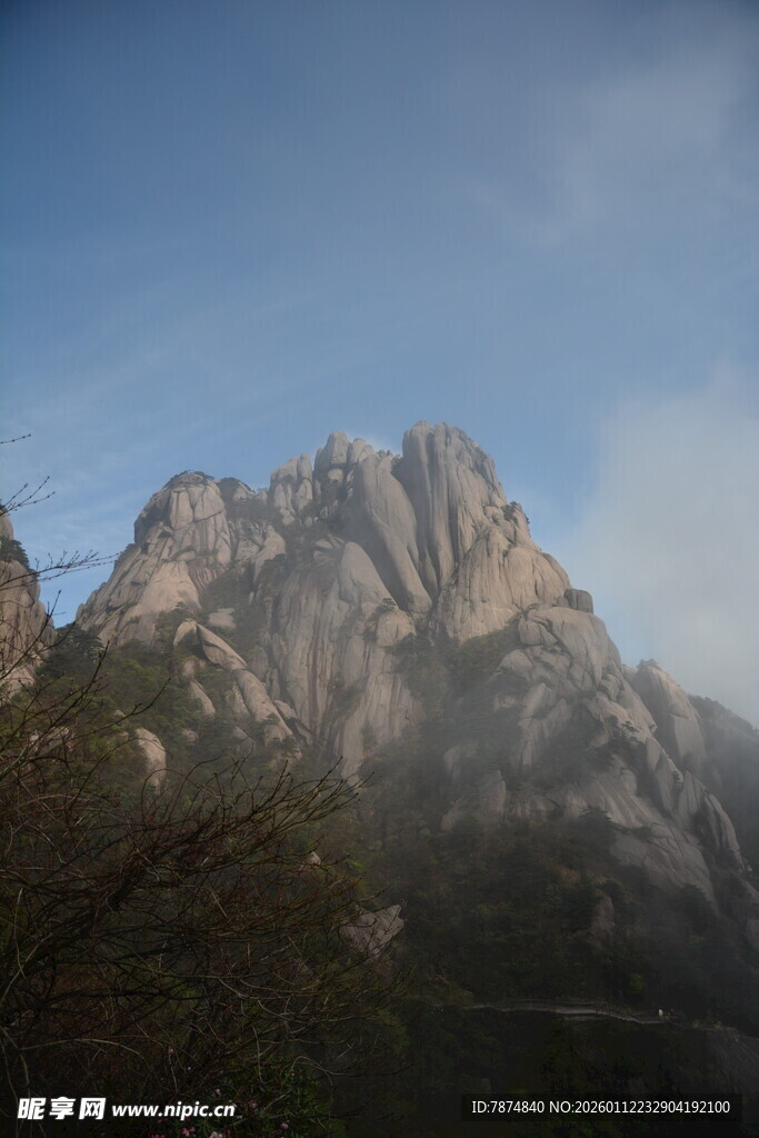 云雾缭绕的壮丽山峰