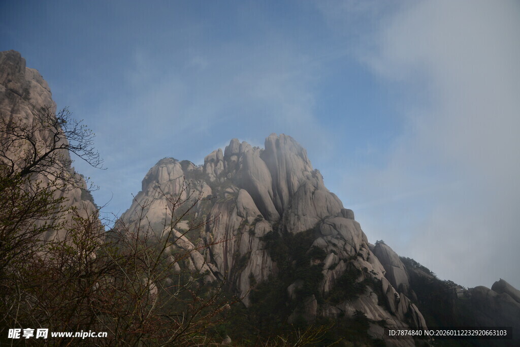 巍峨山峰傲立蓝天之下