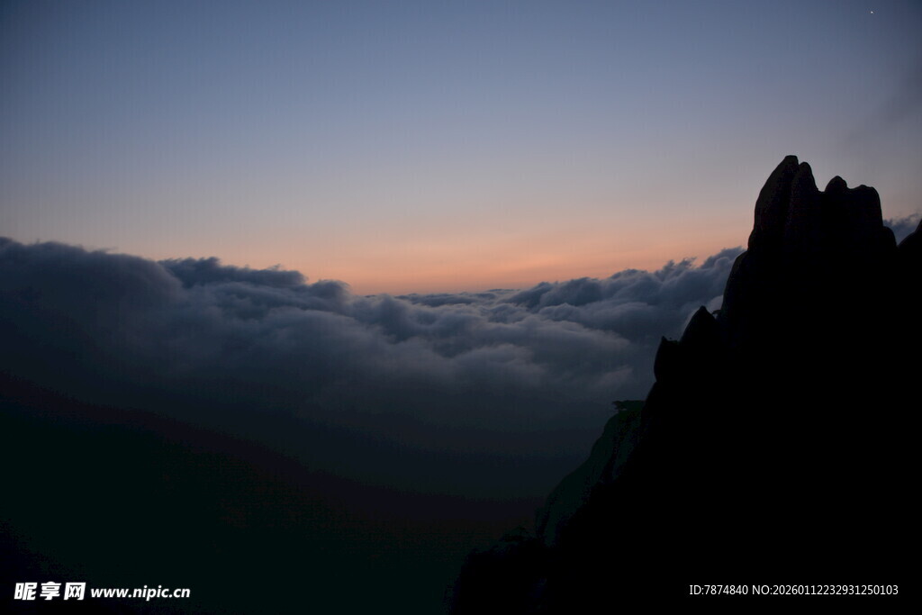 山巅云海间的壮丽暮色