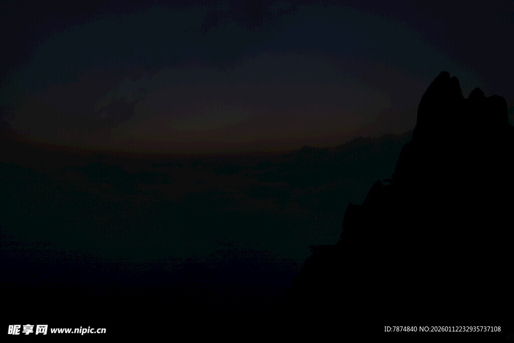 夜幕下的山峦剪影