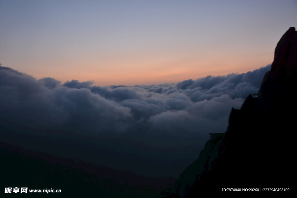 云海之上的壮丽黄昏景色