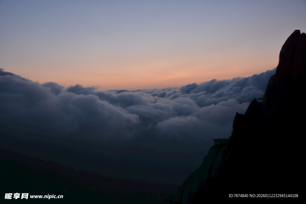 云海中的壮丽山巅景色