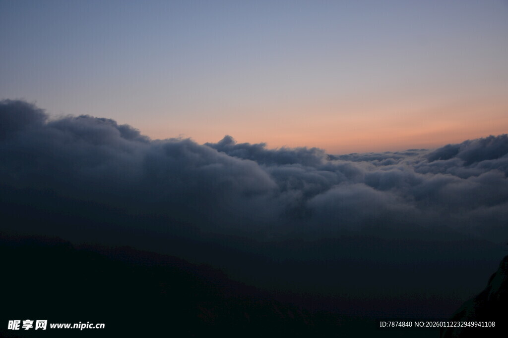 云海之上的梦幻暮色