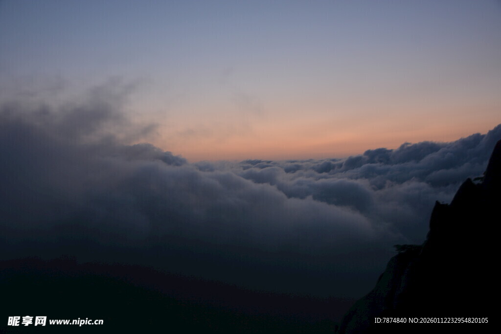 云海之上的壮丽黄昏景色
