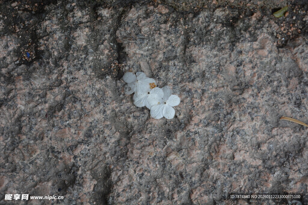 岩石上的拼接白色拼图块