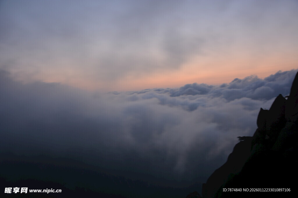 云海之上的壮丽天空景观