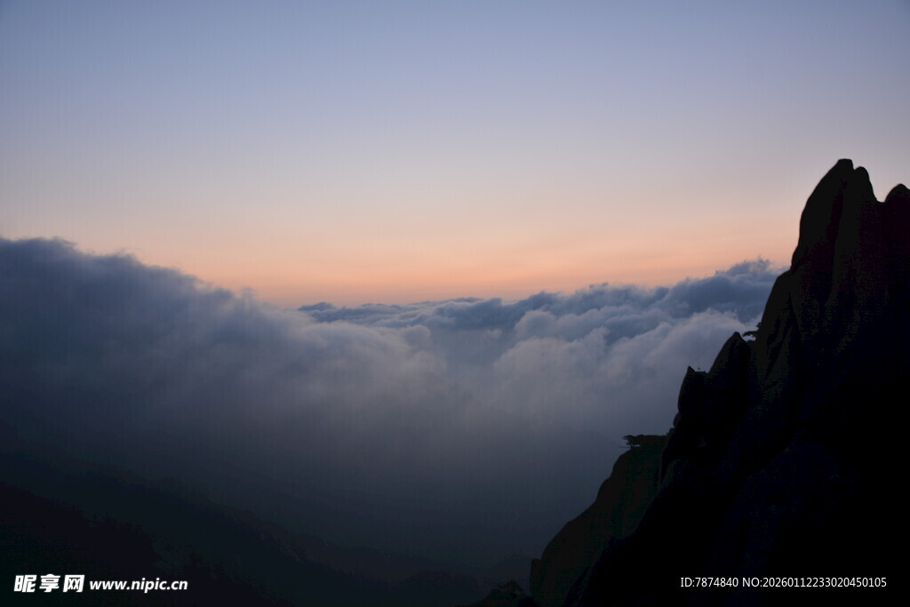 山巅云海日出壮丽景观