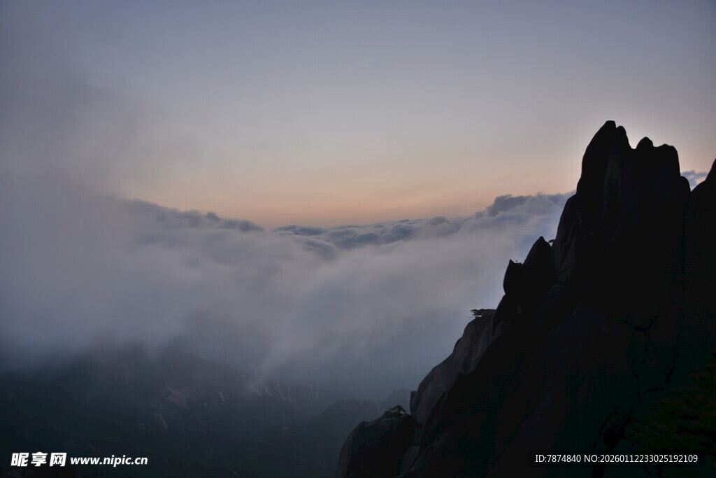 云海中的壮丽山峰