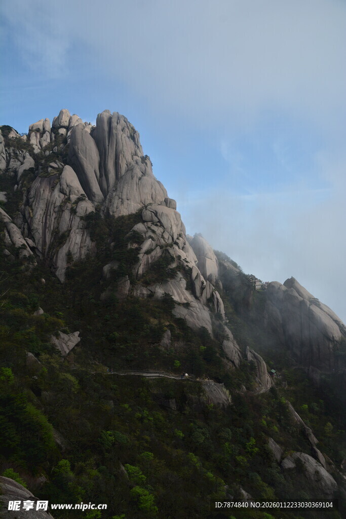 巍峨山峰云雾缭绕之景