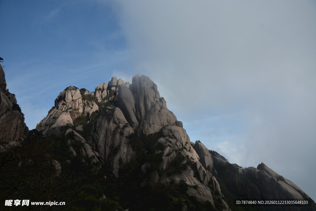巍峨山峰云雾缭绕
