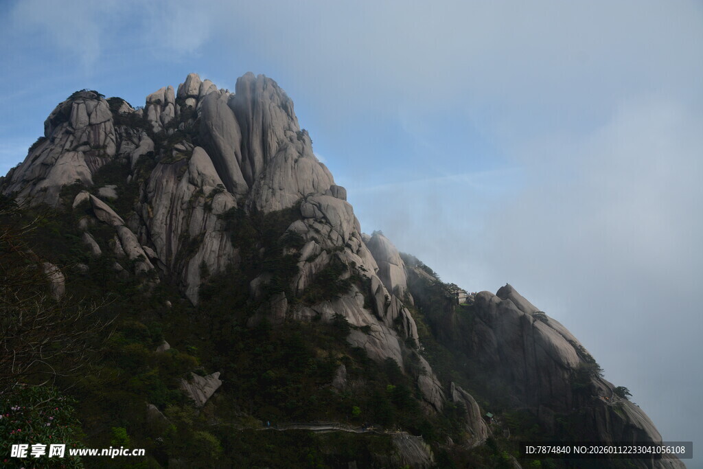 巍峨山峰云雾缭绕