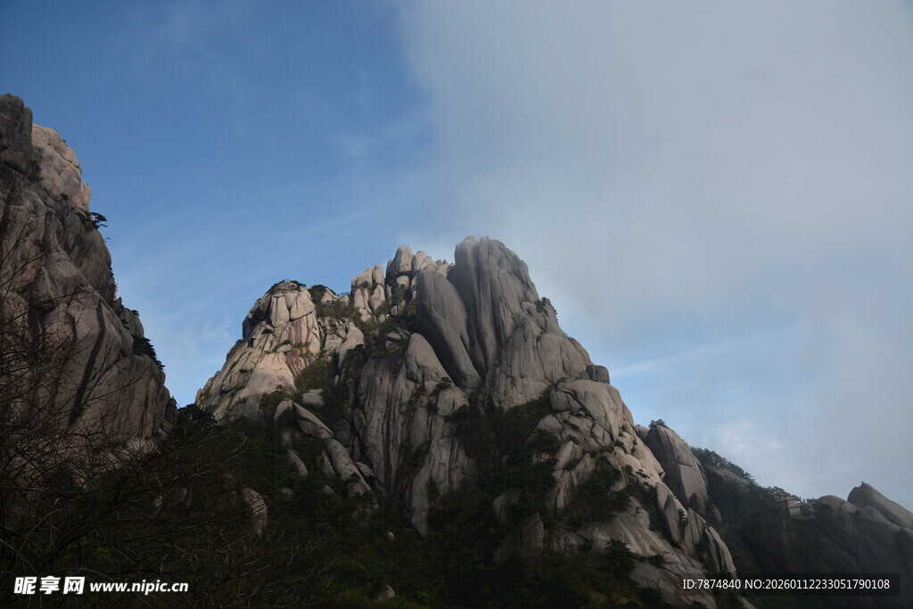 巍峨山峰映蓝天