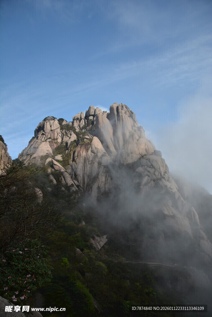 云雾缭绕的壮丽山峰