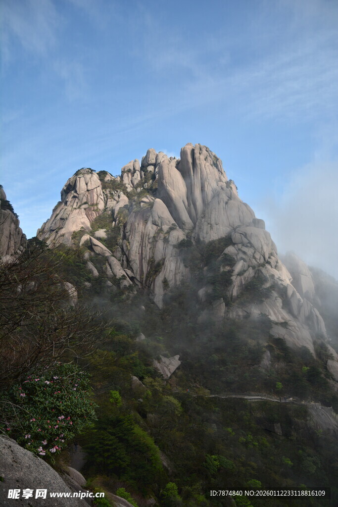 巍峨山峰云雾缭绕美景