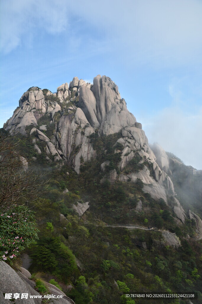 巍峨壮观的秀丽山峰