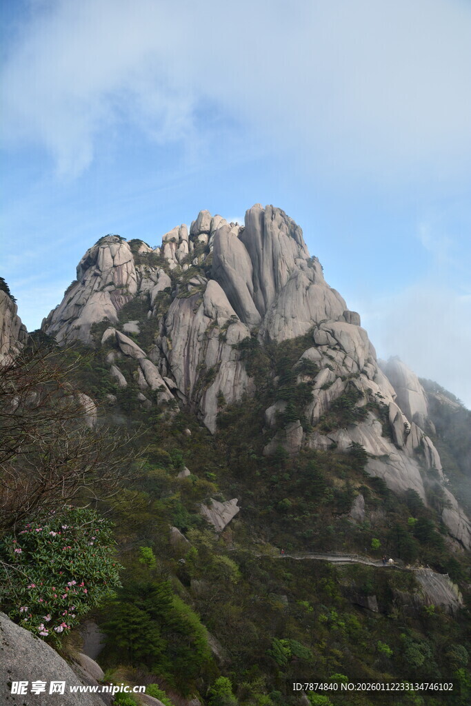 巍峨壮丽的山峰景观