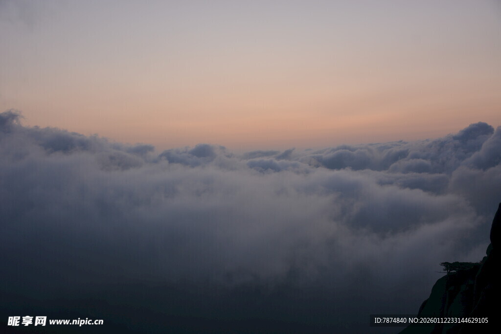 云海之上的绚丽天际