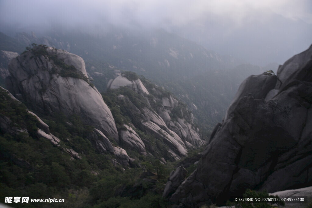 云雾缭绕的壮丽山峰景色