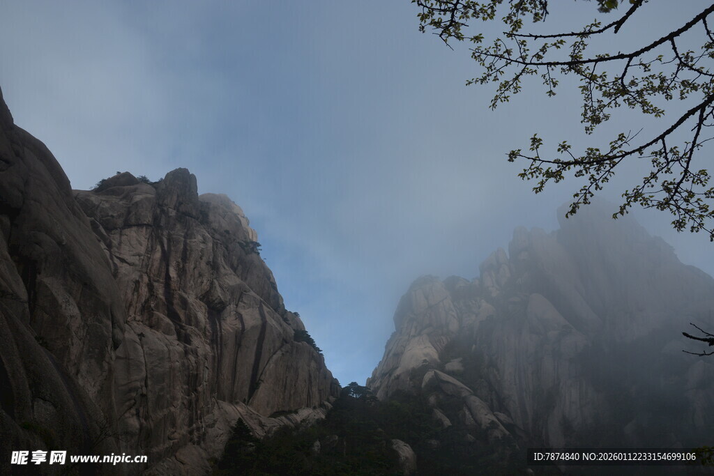 云雾缭绕的巍峨山峰