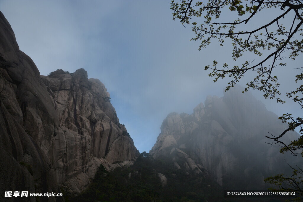 云雾缭绕的巍峨山景