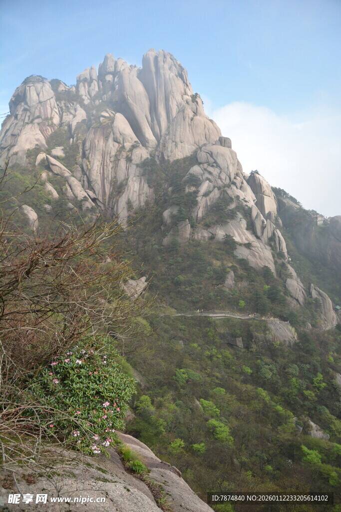 巍峨山峦间的壮美风景