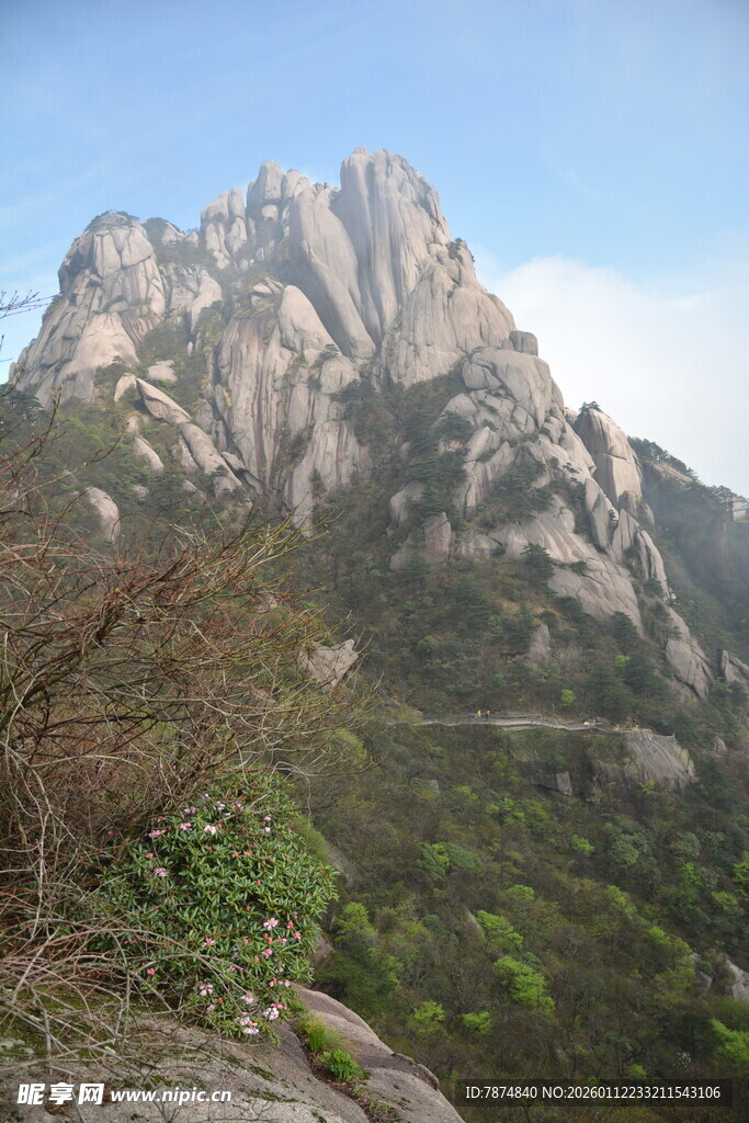 巍峨山峰景色壮丽