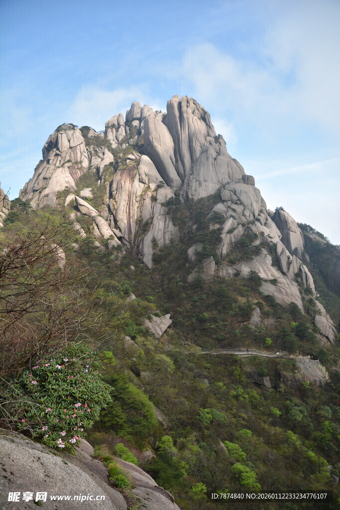 巍峨山峰绿意环绕