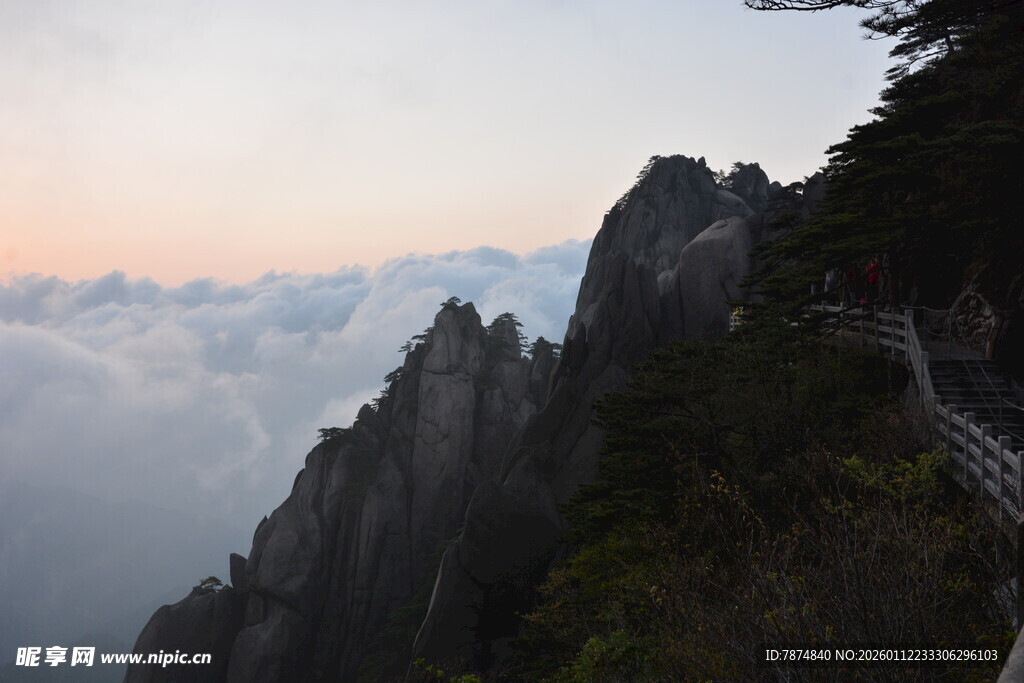 黄山云海中的壮美山峰