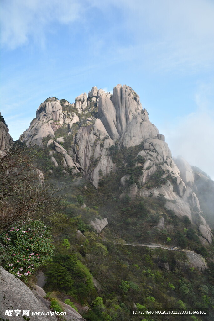 巍峨山峰云雾缭绕之景