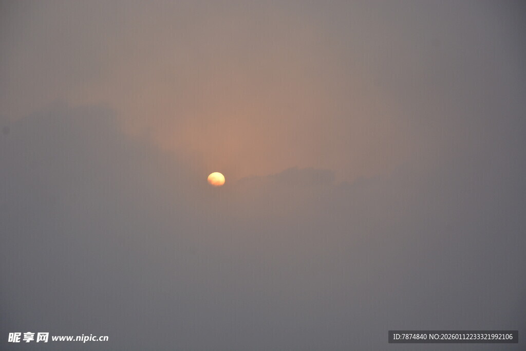 日出时分的朦胧天空