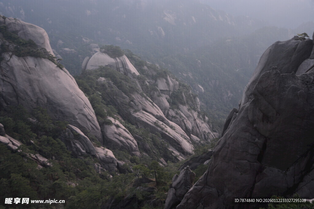 雾中峻峭山峰景观
