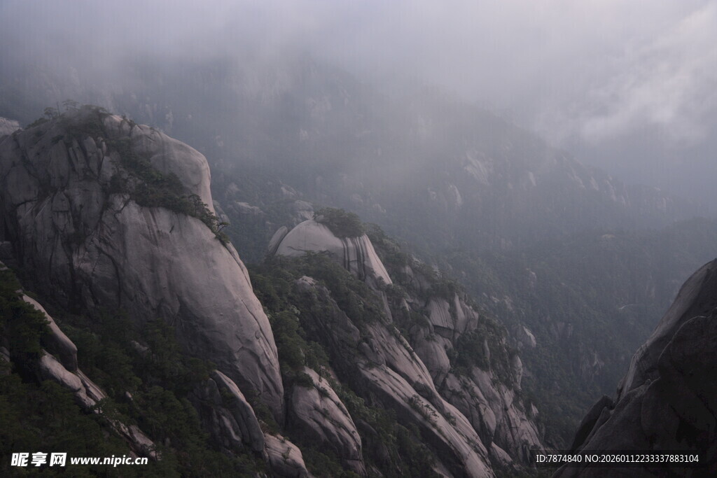 云雾缭绕的壮美山峰