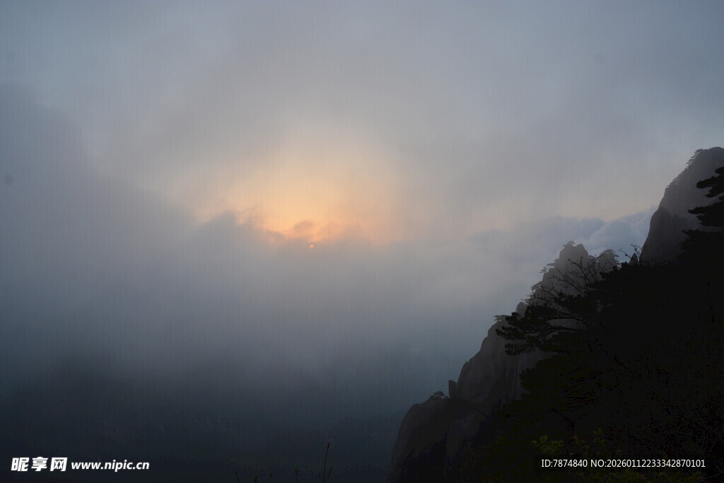 山间云雾中的朦胧日出