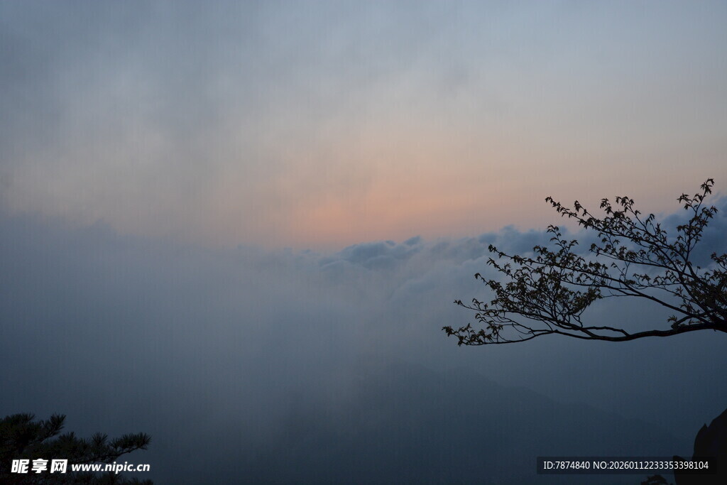 山间云雾缭绕的静谧景致