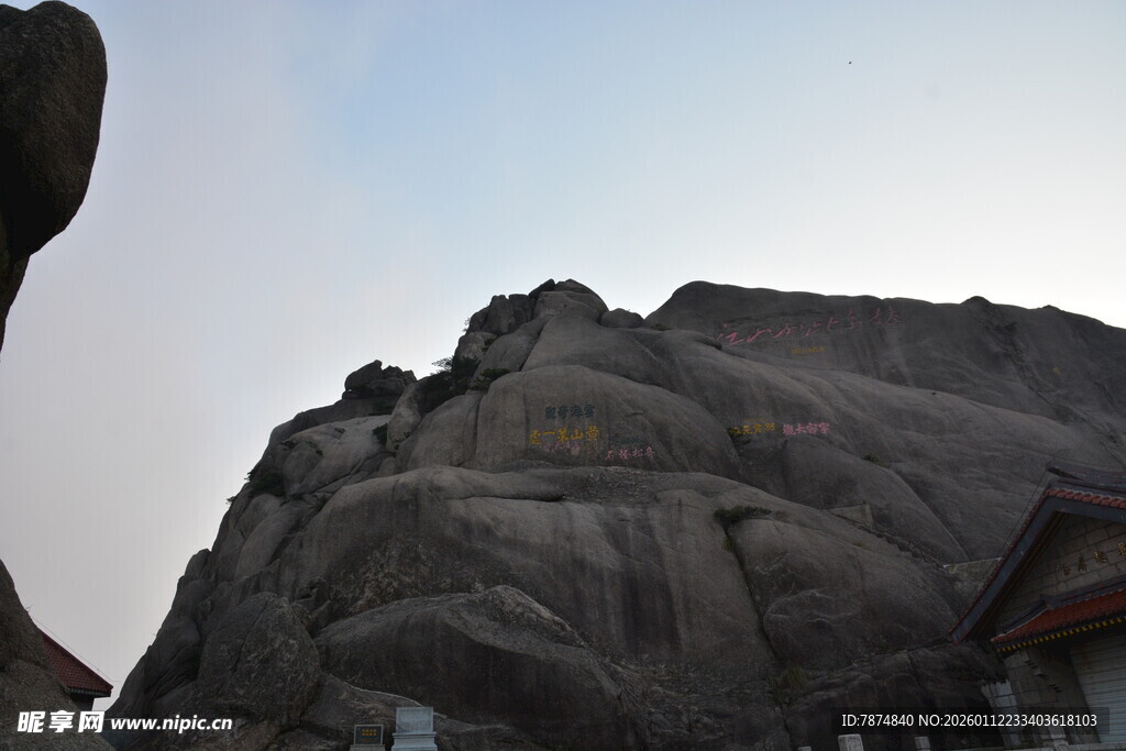 巨大石雕头部特写