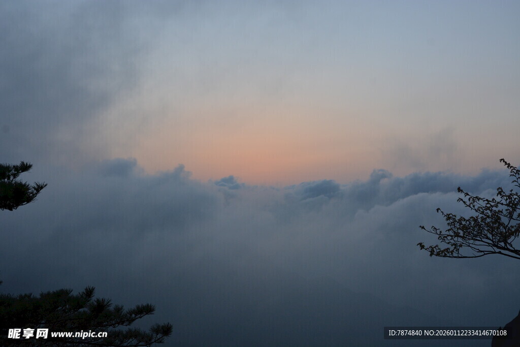 云海之上的绚烂天际