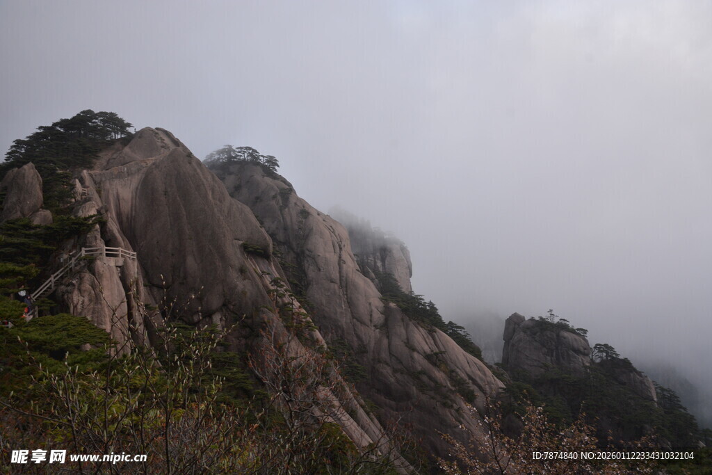 云雾缭绕的险峻山峰