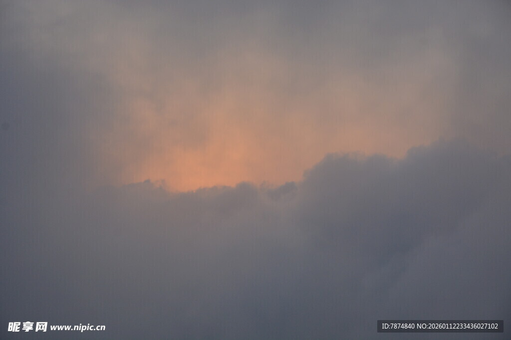 日出时分的朦胧云海