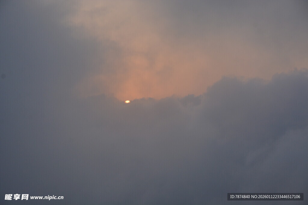 日出穿透云层的朦胧美景