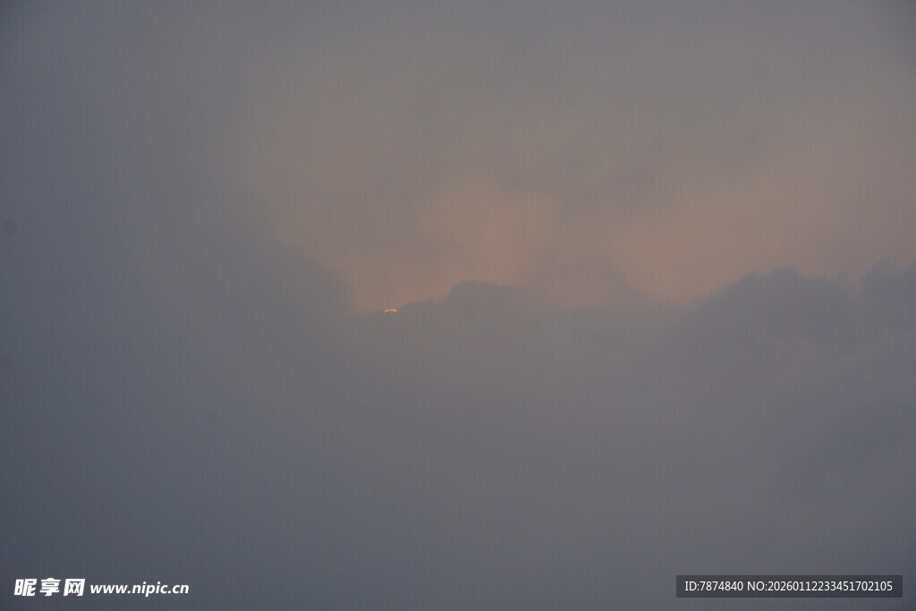 朦胧天空中的暖色调云彩