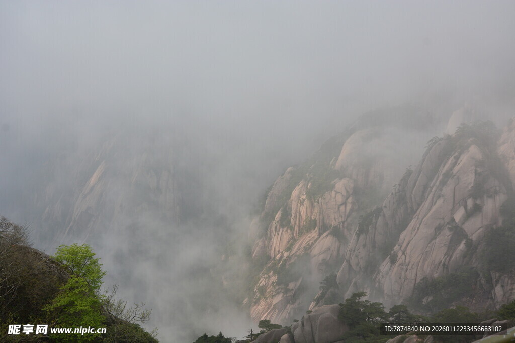 云雾缭绕的壮美山峦
