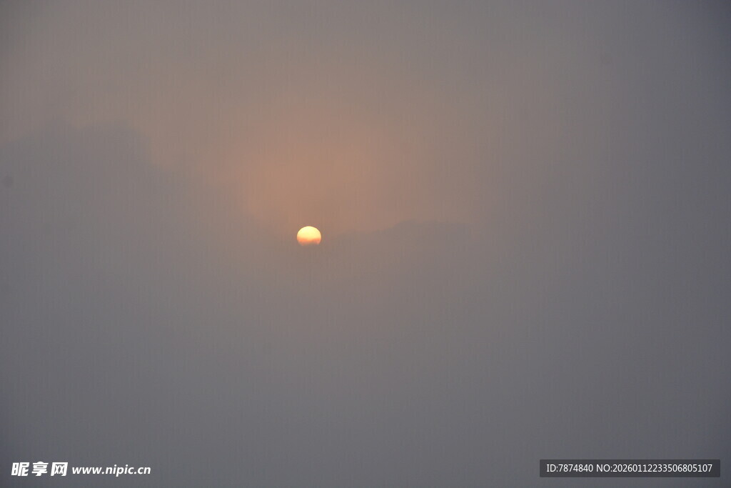 日出时分的朦胧天空