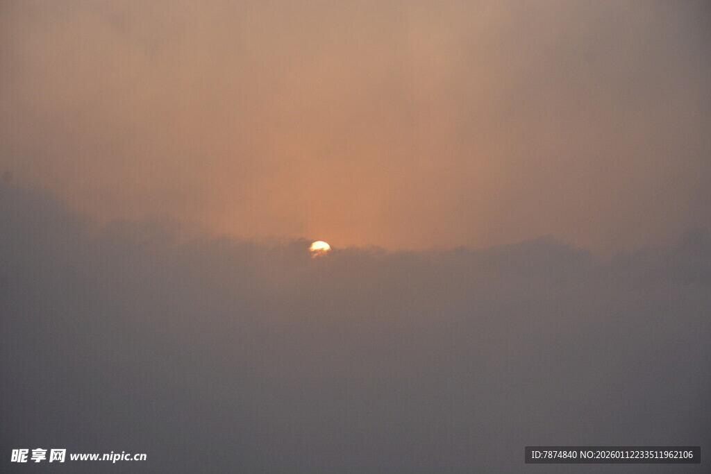 日出时分的朦胧天际